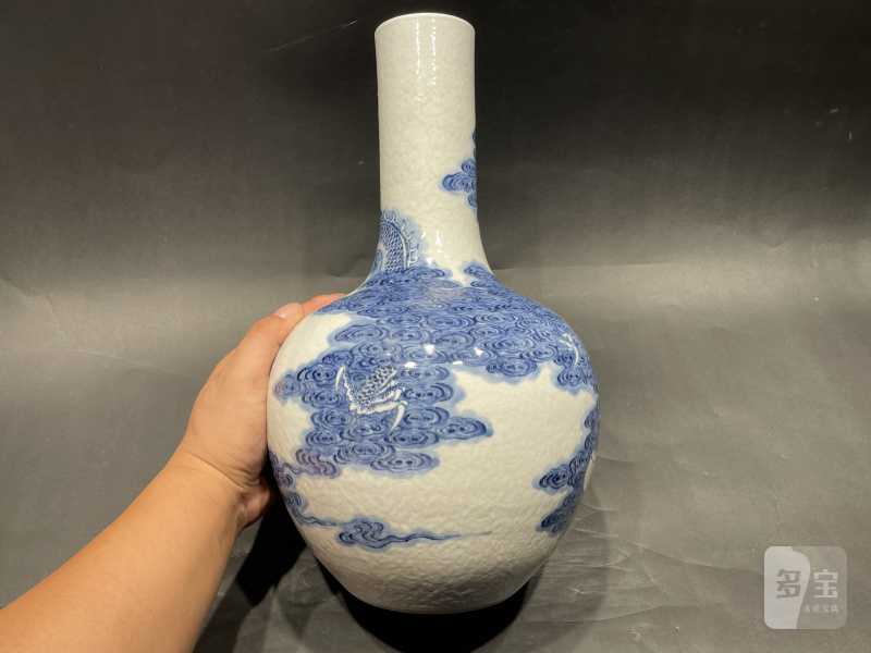 清乾隆 浆胎青花云龙七现天球瓶 - 图5